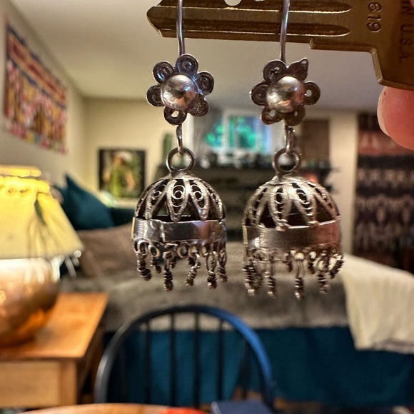 Darling sterling silver 1.5” vintage chandelier earrings w flower design. - Picture 8 of 9